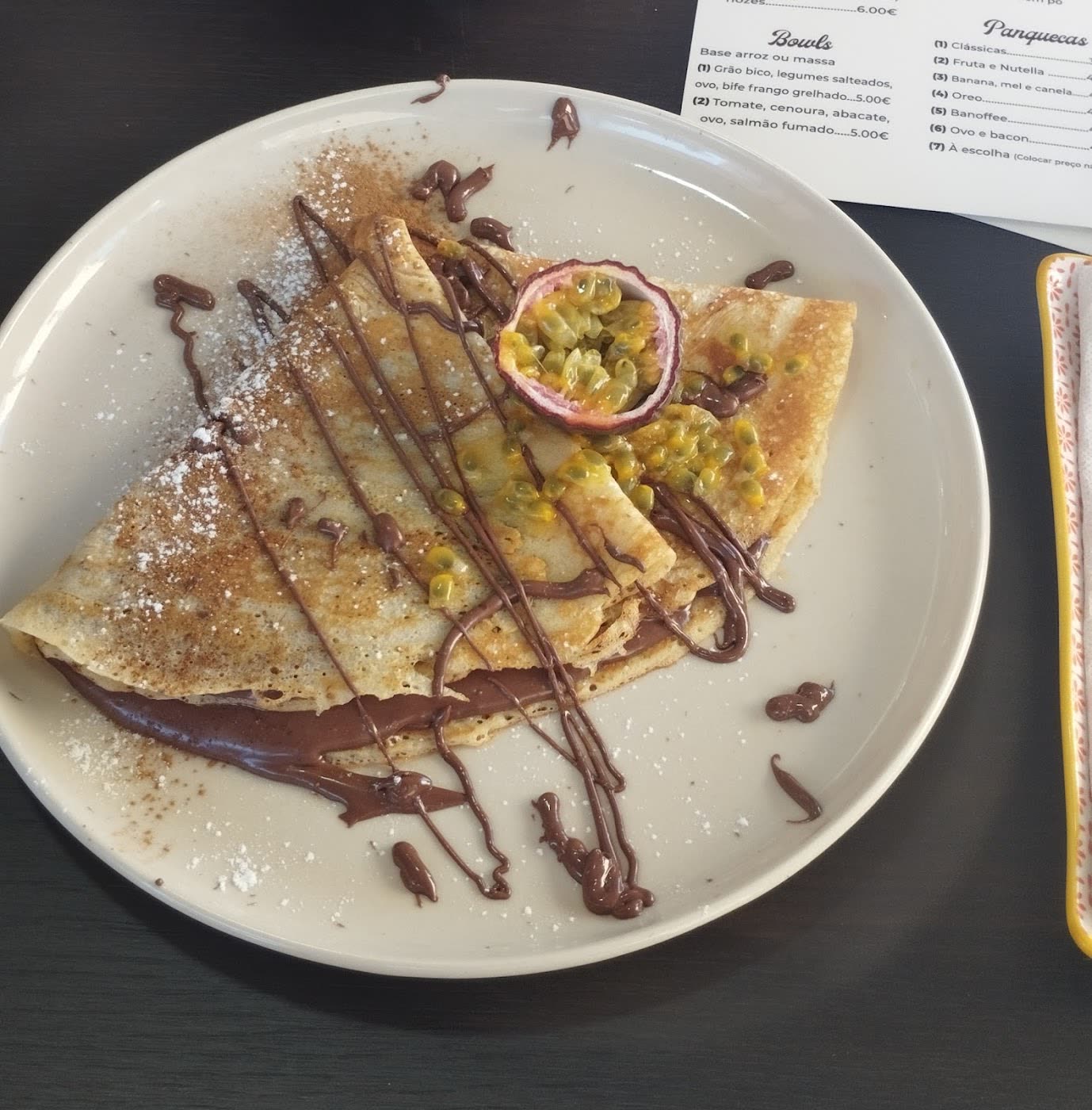 Crepe de Nutella com maracujá fresco.