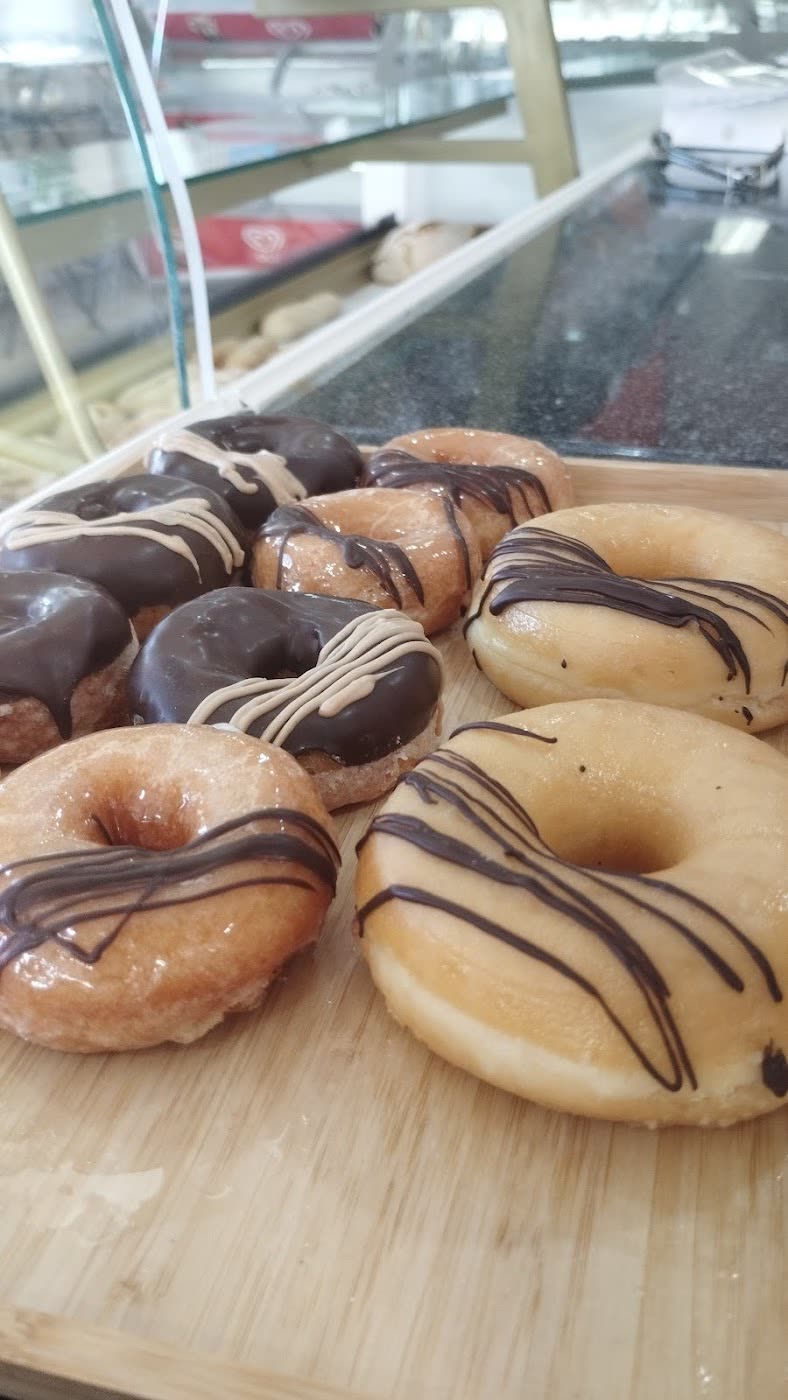 Donuts acabados de chegar à montra.