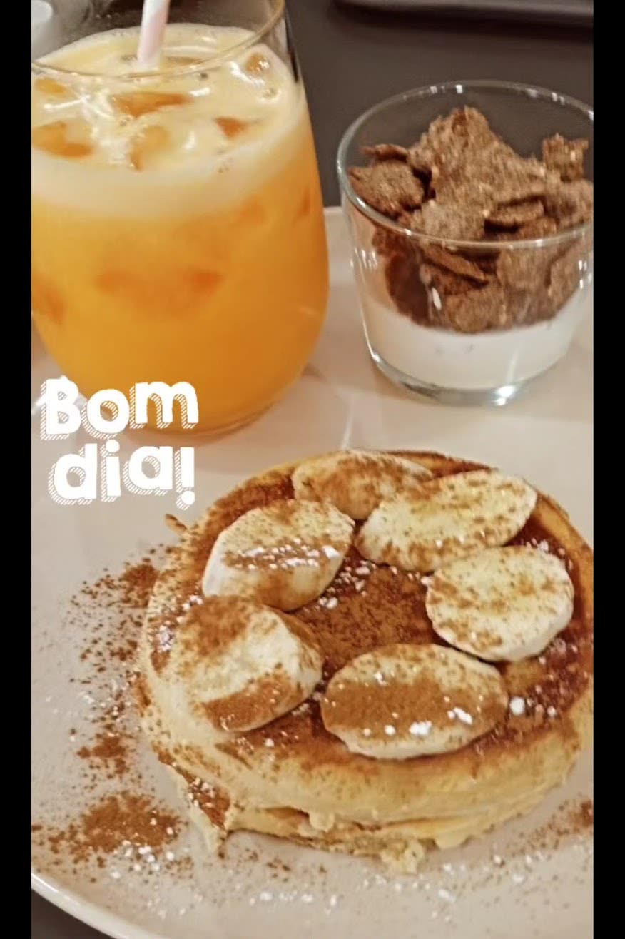 Bom dia! Sumo natural, granola e panqueca de banana e canela.
